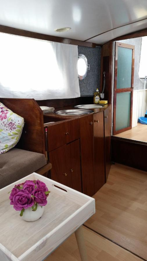 Boat Ella - Kamperen Op Het Water -Niet Om Mee Te Varen -Read Host Profile-Lees Hostprofiel Jutrijp Kültér fotó