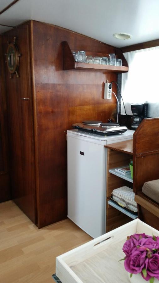 Boat Ella - Kamperen Op Het Water -Niet Om Mee Te Varen -Read Host Profile-Lees Hostprofiel Jutrijp Kültér fotó
