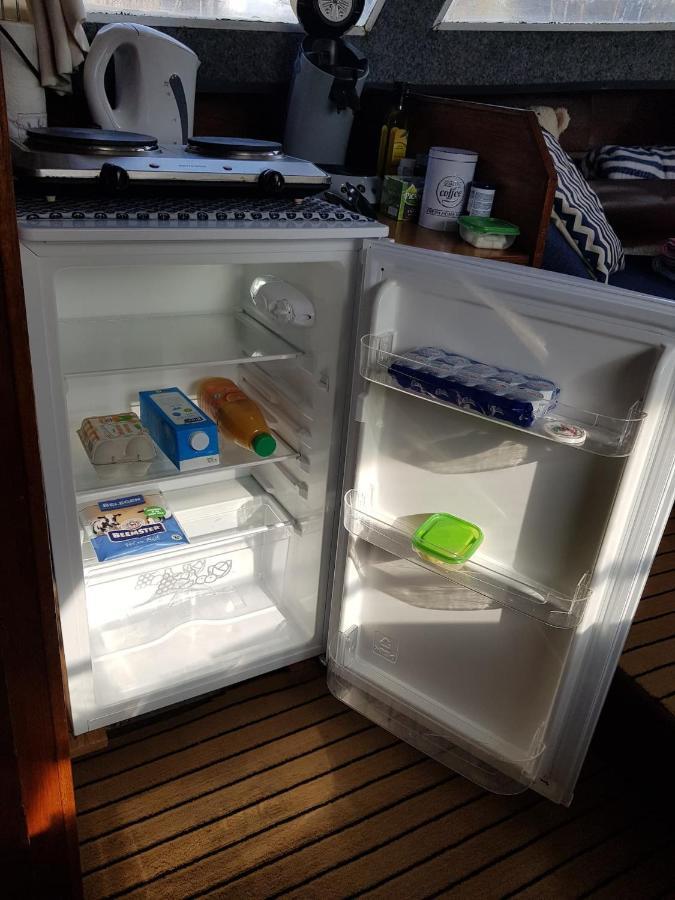 Boat Ella - Kamperen Op Het Water -Niet Om Mee Te Varen -Read Host Profile-Lees Hostprofiel Jutrijp Kültér fotó