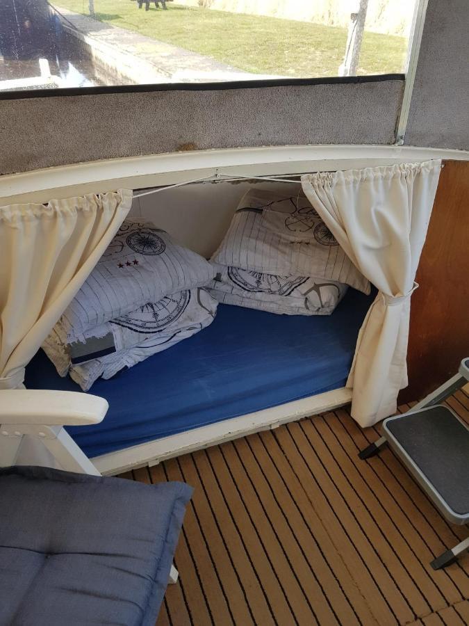 Boat Ella - Kamperen Op Het Water -Niet Om Mee Te Varen -Read Host Profile-Lees Hostprofiel Jutrijp Kültér fotó