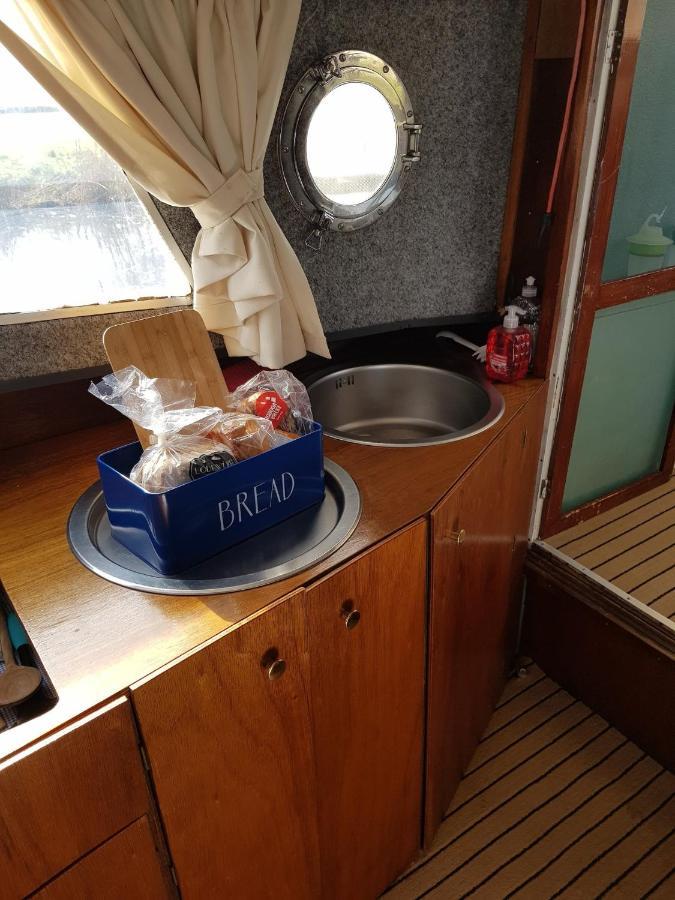 Boat Ella - Kamperen Op Het Water -Niet Om Mee Te Varen -Read Host Profile-Lees Hostprofiel Jutrijp Kültér fotó